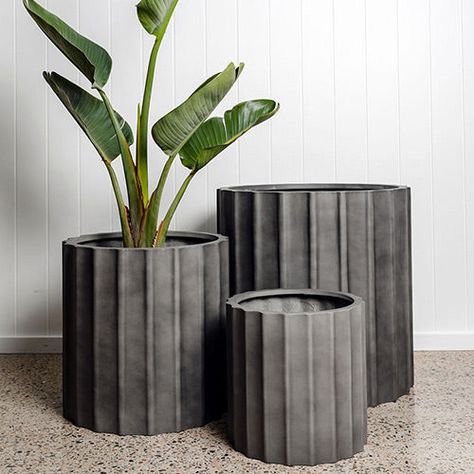 Large Garden Pots, Modern Planters Outdoor, Big Planters, Diy Concrete Planters, Modern Pot, Pots And Planters, Pot Plants, Concrete Crafts, Concrete Art