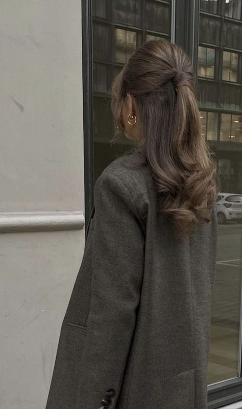 Classic Brown Hair Color, Winter Hair Lengths, Glaze Before And After Hair, Dark Brown Hair With Highlights Low Maintenance, Long Bridal Hair With Flowers, Vintage Brunette Hair, Vintage Haircut For Long Hair, Long Haircuts Fine Hair, Short Brunette Hair Aesthetic