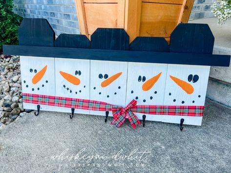 Picket Fence Crafts, Fence Picket, Easy Fence, Wood Christmas Decorations, Fence Pickets, Christmas Cricut, Christmas Crafts To Sell, Christmas Crafts To Make, Fundraising Ideas