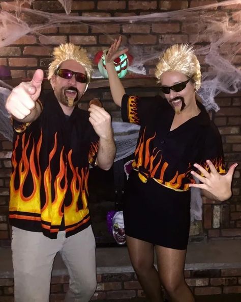 23 Insanely Clever Halloween Costumes You'll Actually Want Halloween Costume Couple, Meme Costume, Unique Couple Halloween Costumes, Kostuum Halloween, Clever Halloween, Clever Halloween Costumes, Diy Kostüm, Hallowen Costume, Disney Halloween Costumes