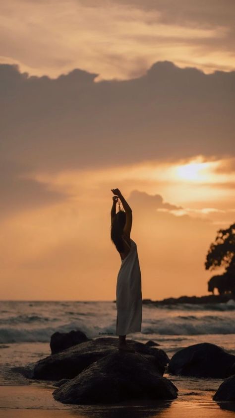 Poses Modeling, Beach Photo Inspiration, Beach Editorial, Lake Photoshoot, Beach Photo Session, Modeling Photoshoot, Feel Stuck, Photographie Portrait Inspiration, Beach Photography Poses