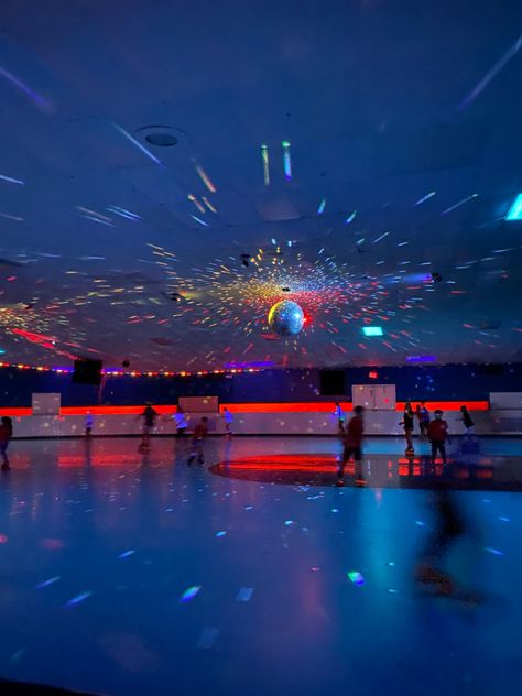 80s Roller Rink Aesthetic, Stranger Things Roller Skating, 80s Skating Rink, Roller Skating 80s, Roller Skating Aesthetic 80s, Roller Skating Rink Aesthetic, Roller Rink Aesthetic, 80s Disco Aesthetic, 80s Roller Rink