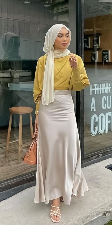 Rok satin silk duyung creamcek di link bio no 019 Long Pencil Skirt Outfits, Silk Dresses Outfit, Satin Skirt Outfit, Rok Outfit, Outfit Modest, Long Skirt Fashion, Muslim Outfits Casual, Style Hijab, Hijabi Outfits Casual