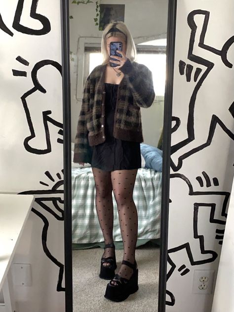 Casual Platform Heels Outfit, Earthy Outfits Grunge, Skirt With Leggings Outfit, Unif Ty Cardigan, Ty Cardigan, Estilo Indie, Cardigan Outfit, Swaggy Outfits, Alternative Outfits