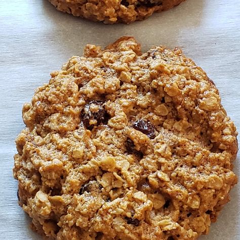 Banana Oatmeal Raisin Cookies are jam-packed with nutritious ingredients and are decadent and healthy ! They’re easy to make, vegan and Gluten Free. Banana Oatmeal Raisin Cookies, Healthy Banana Oatmeal, Oatmeal Raisin Cookies Healthy, Eggless Cookies, Cookie Recipes Oatmeal Raisin, Oatmeal Banana, Once Upon A Chef, Banana Cookies, Sugar Free Cookies