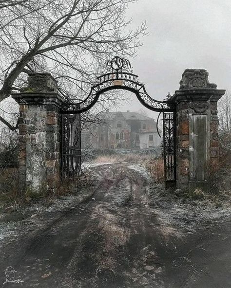 Graveyard Shift Aesthetic, Abandoned Gothic Castle, Creepy Shed Aesthetic, Spooky Attic, Abandoned Museum, Abandoned Graveyard, Dnd Landscape, Autumn Journal, Haunted Castles