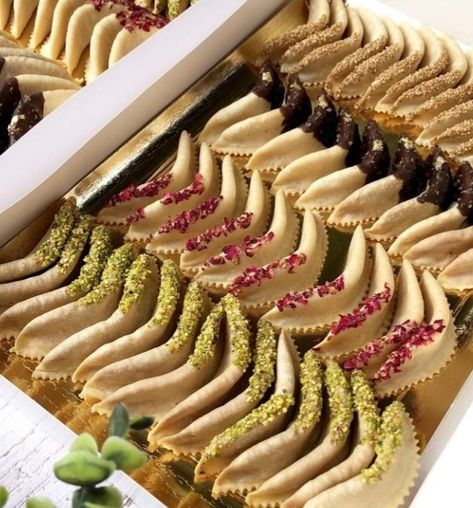 Marocain Food, Moroccan Sweets, Moroccan Desserts, Moroccan Cookies, Bake Sale Packaging, Morocco Food, Patisserie Fine, Dessert Packaging, Cookout Food