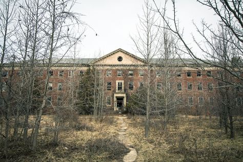 Abandoned Insane Asylum, Abandoned Mental Asylum, Paranormal Photos, Real Haunted Houses, Lunatic Asylum, Abandoned Asylums, Scary Ghost Pictures, Insane Asylum, Abandoned Hospital