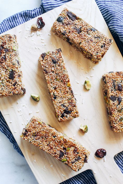 Puffed Amaranth, Pistachio and Dark Chocolate Granola Bars - Making Thyme for Health Puffed Amaranth, Dark Chocolate Granola, Amaranth Recipes, Chocolate Granola Bars, Chocolate Oatmeal Cookies, Chocolate Granola, Oatmeal Cookie Recipes, Granola Recipes, Healthy Chocolate