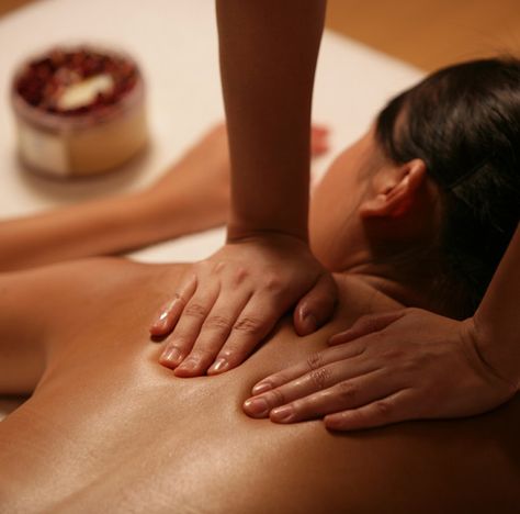 give massages Valentine Massage, Massage Couple, Massage Relaxant, Massage Dos, Back Massage, Swedish Massage, Aromatherapy Massage, Massage Benefits, Therapeutic Massage