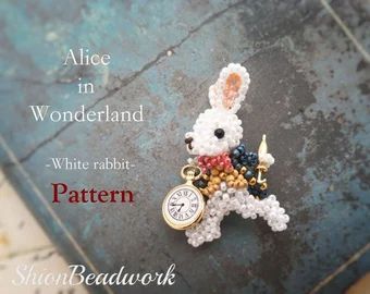 Rabbit Alice In Wonderland, White Rabbit Alice In Wonderland, Rabbit White, Seed Bead Crafts, Bead Weaving Tutorials, Motifs Perler, Beading Jewelery, Beading Tutorial, Miniature Crafts