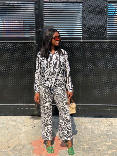 Prints and pattern outfit Maximal Fashion, Zebra Print Pants, Monochromatic Outfit, Mesh Heels, Aesthetic Autumn, Minimal Aesthetic, Minimal Outfit, Outfit Fall, Print Pants