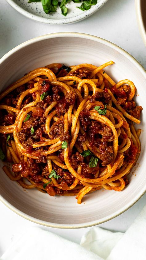 This spaghetti with meat sauce is a quick, simple, and flavorful dish! It features a spicy and delicious meat sauce, chewy spaghetti, and delicious toppings such as fresh basil and grated parmesan cheese. It's an absolute favorite for an easy yet tasty and healthy weeknight dinner! Spaghetti With Meat Sauce, Spaghetti With Meat, Italian Meat Sauce, Healthy Pasta Dishes, Spaghetti Meat Sauce, Healthy Beef Recipes, Stew Meat Recipes, Healthy Meat Recipes, Vegetarian Meal Prep