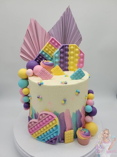 Pop It Theme Cake, Fidget Cake, Bolo Pop It, Pop It Cake, Birthday Girl Party Ideas, Cream Birthday Cake, Pop It Party, Pop It Birthday, Cakes For Teens