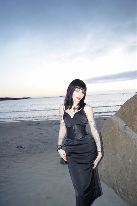 Goth Poses Photography, Goth Pose, Goth Poses, Goth Pics, Goth Photoshoot, Romantic Goth Outfits, Goth Beach, Dark Beauty Fashion, Ripped Tights