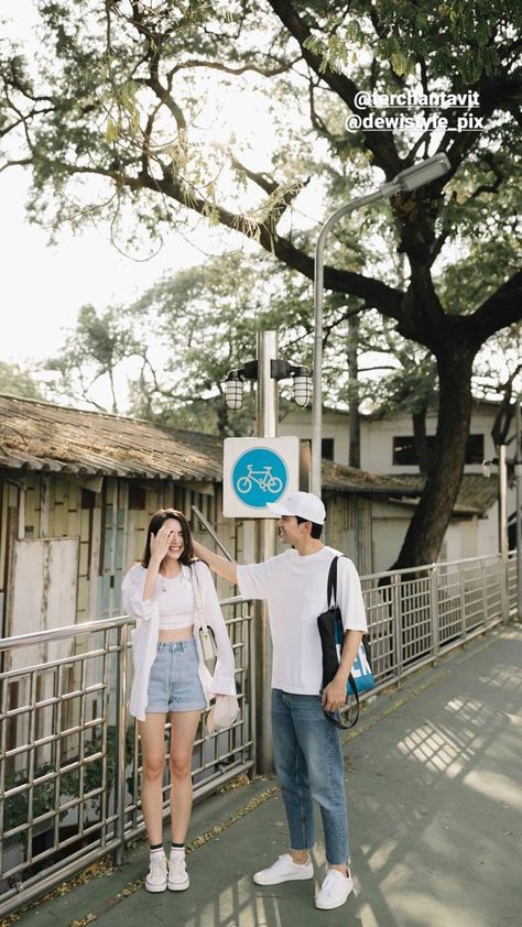 Couple Photo Korean Style, Casual Pre Wedding Photoshoot Outfits, Casual Outfits Couple Photo Ideas, Complementary Couples Outfits, Korean Couple Photoshoot Casual, Korean Couples Outfit, Pre Wedding Casual Outfit, Casual Outfit Prewedding, Couple Ootd Outfits Casual