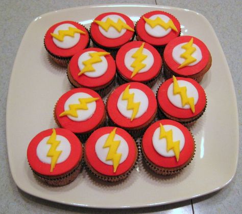 Flash Cupcakes Flash Cupcakes, Flash Birthday Cake, Superhero Cake Pops, Flash Cake, Oreo Birthday Cake, Superhero Cupcakes, 4th Birthday Cakes, Superhero Cake, Easy Cupcakes