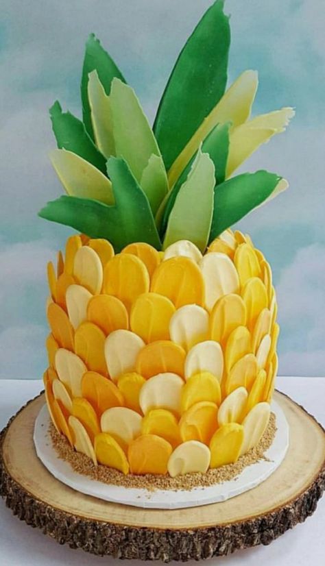 Pineapple Shaped Cake, Pineapple Decorated Cake, Pineapple Cake Ideas, Caribbean Bbq, Pineapple Cake Decoration, Tiki Cake, Easy Pineapple Cake, Hawaiian Cake, Fruit Birthday Party