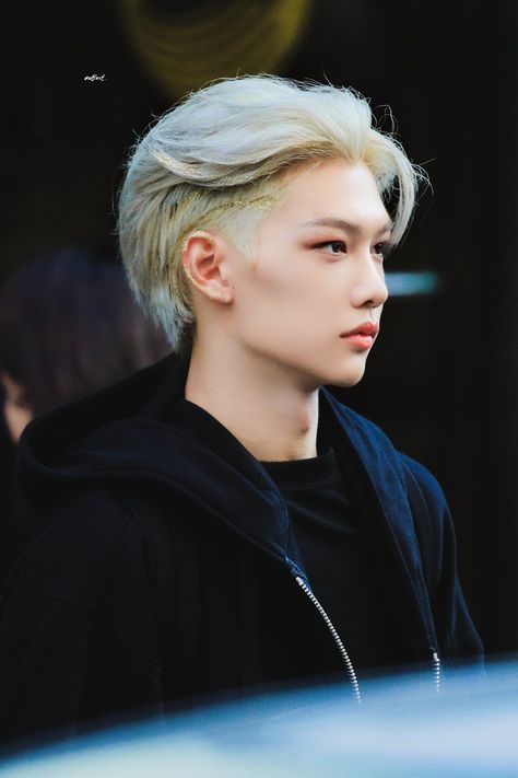 #felix #leefelix #straykids Felix Singles Magazine, Felix Blonde Hair, Celebrities Hair, 1st Look Magazine, Baby Blonde Hair, Blonde Hair Boy, Prince Felix, Hair Icon, Stray Kids Seungmin