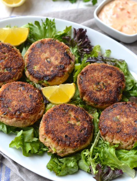 Easy Tuna Cakes Paleo Tuna Cakes, Tuna Patties Healthy, Tuna Patties Easy, Tuna Dinner, Tuna Cakes Recipe, Tuna Lunch, Paleo Tuna, Tuna Fish Cakes, Tuna Patties Recipes