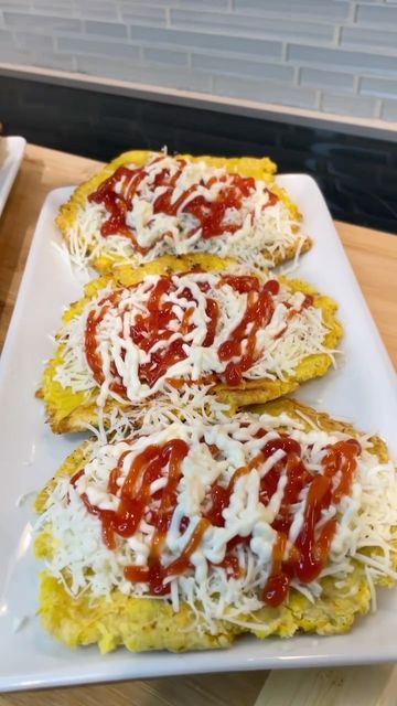 Food | Blogger on Instagram: "TOSTONES PLAYEROS 2 plátanos verdes 1 cucharadita de ajo Sal al gusto Mayonesa Ketchup Queso blanco rallado Pela y pica el plátano verde. Sazonado con sal, ajo y aceite de oliva. Llévalos a la freidora de aire a 360 grados farenheit por 10 minutos. Sácalos aplástalos y devuélvelos a la misma temperatura por el mismo tiempo. Agrega queso rallado y salsa por encima 👌 By @mirecetario" Honduras Food, Wife Material, Food Blogger, Sandwiches, Tacos, Ethnic Recipes, On Instagram