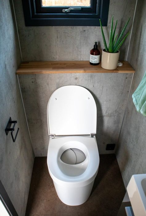 Backyard Toilet Bathroom, Composting Toilet Tiny Houses, Diy Composting Toilet, Small Cabin House, Garden Toilet, Toilet Design Modern, Compost Toilet, Outside Toilet, Composting Toilets