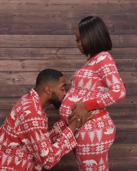 Christmas Photoshoot 2020 Christmas Maternity Pictures Black Family, Pregnant Christmas Pictures Black, Christmas Pajamas Maternity Photos, Black Family Christmas Aesthetic, Christmas Maternity Shoot Black Couple, Christmas Maternity Shoot Ideas, Christmas Maternity Pictures At Home, Christmas Family Photos Black People, Pregnant Christmas Pictures