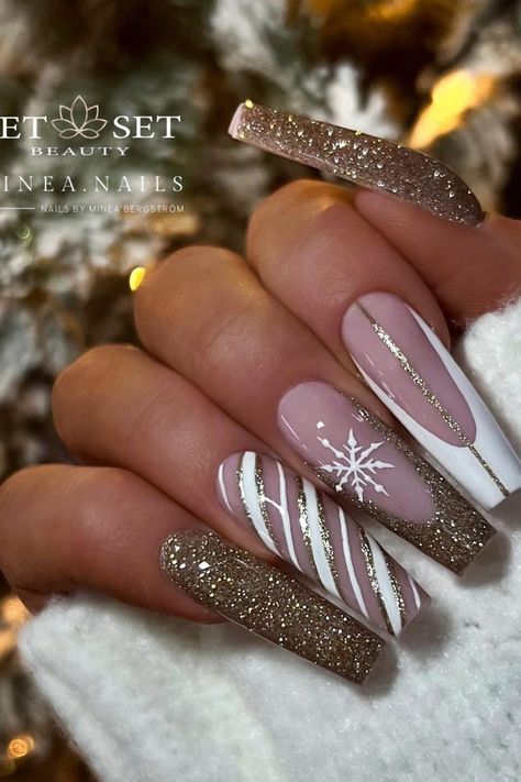 Get ready to sleigh this winter with these dazzling gold coffin nails adorned with delicate white snowflake accents. The soft pink base sets the stage for the alluring sparkle of the fine gold glitter, resembling freshly fallen snow glistening under the sunlight. With elegant white stripes and frosty snowflake designs, these nails exude a touch of frosty charm that is sure to captivate everyone's attention. ❄️✨ // Photo Credit: Instagram @jet_set_beauty_nails Gold Christmas Nails Glitter, White Gold Winter Nails, White Gold Christmas Nails, Gold Xmas Nails, White And Gold Christmas Nails, Glittery Christmas Nails, Merry Christmas Nails, Gold Holiday Nails, Christmas Nail Design