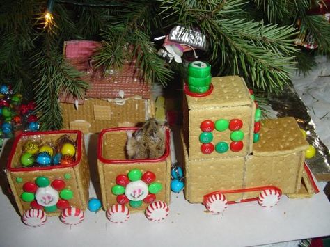 Graham cracker train idea Graham Cracker Train, Creative Graham Cracker Gingerbread House, Graham Cracker House Ideas, Graham Cracker House, Graham Cracker Gingerbread House, Classroom Holiday Crafts, Gingerbread Train, Gingerbread House Parties, Gingerbread House Designs