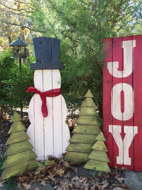 Diy Wooden Outdoor Christmas Decorations, Diy Christmas Yard Decorations Wood, Outdoor Wooden Christmas Decorations, Easy Diy Outdoor Christmas Decorations, Easy Outdoor Christmas Decorations, Snowman Outdoor Decorations, Diy Outdoor Christmas Decorations, Pallet Wood Christmas, Outdoor Christmas Decoration Ideas