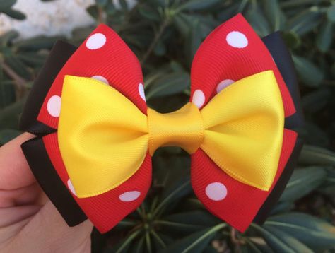 Accessorize in Style with a Fun Minnie Mouse Inspired Hair Bow Diy Minnie Mouse Bow, Minnie Mouse Hair Bow, Minnie Mouse Hair, Mouse Hair, Ribbon Flower Tutorial, Disney Bows, Hair Bow Tutorial, Felt Flower Headband, Minnie Bow