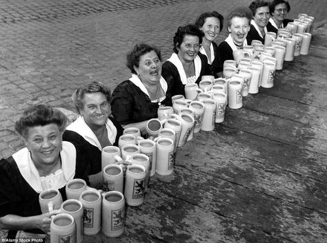 Ten to the dozen: Waitresses practice carrying 10 beer litre tankards each for the Oktoberfest in Munich in 1952 Oktoberfest Pictures, Vintage Oktoberfest, Dangerous Stunts, Shooting Stand, Beer Maid, Oktoberfest Munich, Oktoberfest Beer, German Heritage, Fairfax County