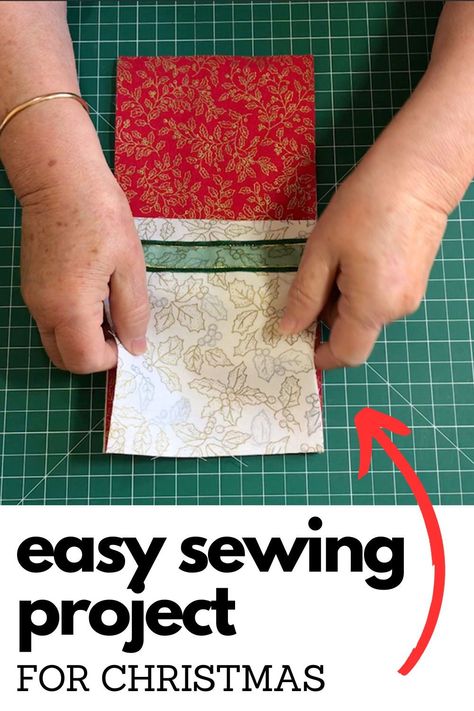 Make this simple Christmas sewing project with full step-by-step instructions. Fast and easy to put together so it makes for a perfect beginner sewing project. Full tutorial with step-by-step video and written instructions. Sewing Towel Projects, Sewing For Christmas Ideas, Sewing To Sell Ideas Make Money, Christmas Sewing Projects To Sell, Easy Christmas Sewing Gifts, Easy Sewing Christmas Projects, Christmas Gifts Sewing Projects, Easy Sew Christmas Gifts, Christmas Sewing Projects Gift