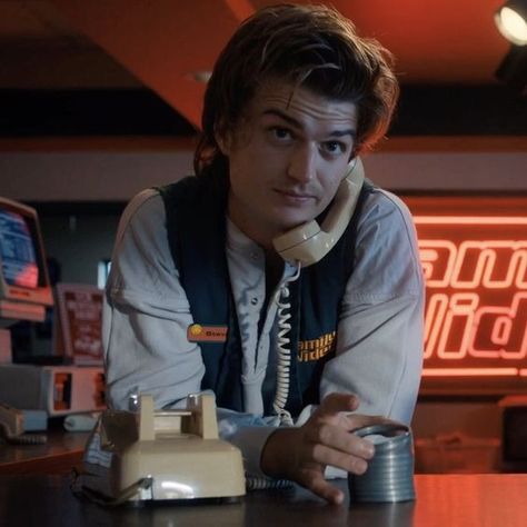 Steve Harrington Season 4, Steve Harrington Stranger Things, Joe Kerry, Beautiful Joe, Stranger Things Steve, Yelena Belova, Stranger Things 4, Stranger Things Characters, Cast Stranger Things