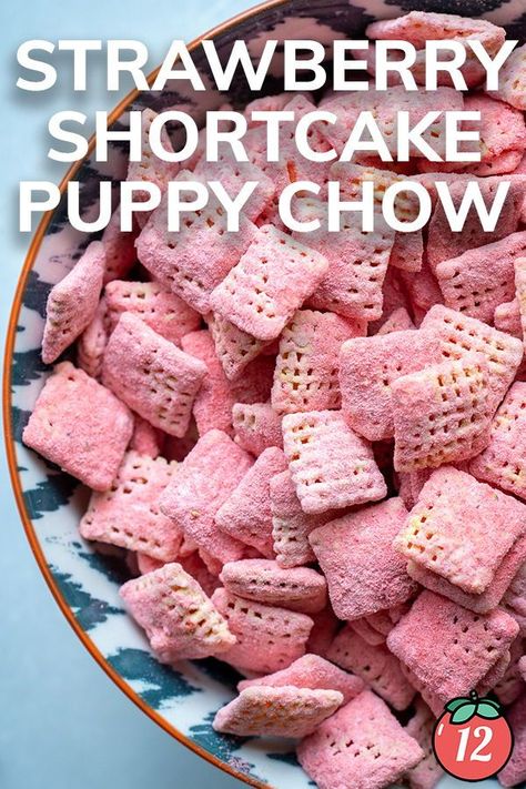 Peanut Butter Captain Crunch Puppy Chow, Strawberry Shortcake Muddy Buddies, Strawberry Muddy Buddies, Strawberry Puppy Chow Recipe, Puppy Chow Variations, Strawberry Shortcake Puppy Chow, Strawberry Puppy Chow, Dnd Desserts, Pink Puppy Chow