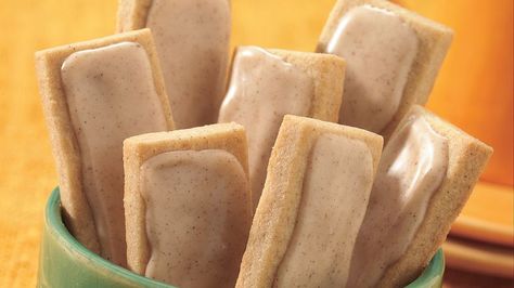 Rich shortbread gets a delicious twist with apple-spice seasonings and icing. Betty Crocker Recipes, Apple Cookies, Apple Pie Spice, Dinner Recipes Easy Quick, Biscuit Cookies, Spiced Apples, Betty Crocker, Shortbread Cookies, Sugar And Spice