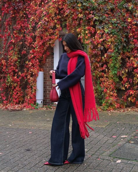 10 Incredibly Chic Holiday Outfits To Wear Before Everyone Else Christmas Scarf Outfit, Christmas Outfit Women Casual, Casual Christmas Outfit Ideas, Chic Holiday Outfits, Red Scarf Outfit, Christmas Outfit Ideas For Women, Scarf Aesthetic, Christmas Outfit Casual, October Outfits