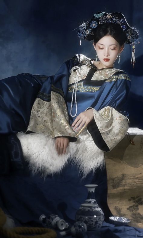 Qing Dynasty Clothing Woman, 2024 Dragon, Qing Dynasty Fashion, Qing Dynasty Clothing, Chinese Fancy Dress, Traditional Asian Dress, Ruyi's Royal Love In The Palace, Ancient Chinese Dress, Medieval Woman