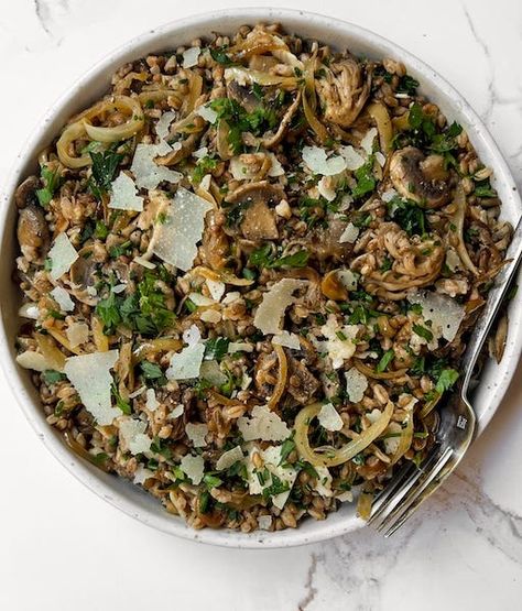 Mushroom Lentil Salad with Farro and Onion Farro Lentil Salad, Autumn Dinners, Dump Meals, Food Contest, Autumn Salad, Mushroom And Onions, Lentil Salad, Healthy Bites, Fall Dinner