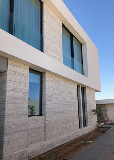 Natural Stone Facade, Beach Villa Design, Vein Cut, Stone Exterior Houses, Brighton Houses, Exterior Wall Tiles, Travertine Marble, Stone Facade, Modern House Facades