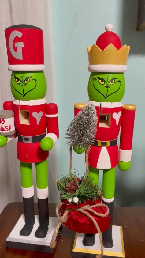 Grinch Decor Ideas, Grinch Nutcracker, Grinch Decor, Grinch Decorations, Grinch Christmas Tree, Grinch Christmas Decorations, Santa Claus Is Coming To Town, Christmas Themes Decorations, Craft Night