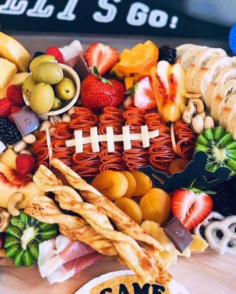 Saturdays are for college football and Sundays are for the NFL. But whatever you watch and however your team plays, it’s so much better with a yummy snack. Hosting a party or stress eating solo (hi there. Me too!), accompany the traditional chips and dip with a pretty and festive charcuterie board. Football Charcuterie Board, Football Charcuterie, Chips And Dip, Charcuterie Inspiration, Football Sunday, Host A Party, Hi There, Charcuterie Board, Yummy Snacks