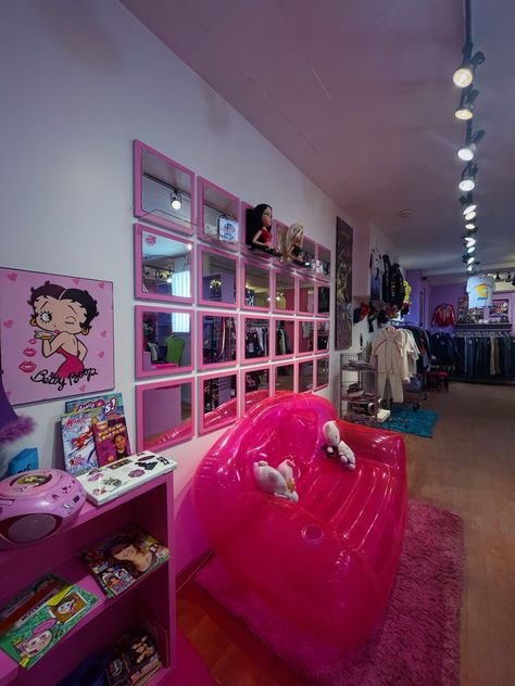 Y2k Office Aesthetic, Y2k Stores, Bratz Room Aesthetic, 2000s Apartment, 2000s Interior Design, 2000s Decor, Baby Store Display, 2000s Room, Groovy Room