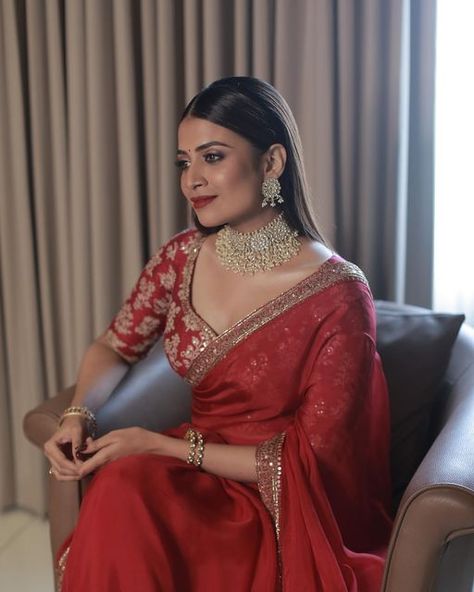 Red Saree Engagement Look, Red Engagement Saree, Jari Work Blouse Designs, Jari Saree Blouse Designs, Blouse With Red Saree, Red Saree Ideas, Red Saree Contrast Blouse, Red Saree Look Modern, Red Blouse Work Designs