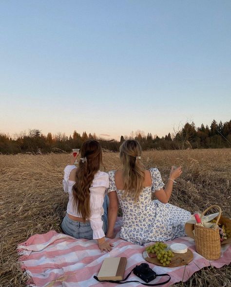 Picnic Pictures Friends Photo Ideas, Aesthetic Picnic Pictures Friends, Best Friend Picnic, Picnic Friends Photography, Friends Picnic Photoshoot, Bff Picnic Photoshoot, Fotoshooting Ideas, Friend Picnic, Bday Picnic