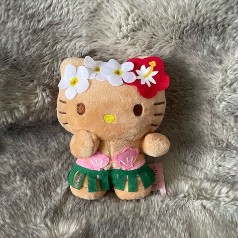 Bronze Hawaiian Hello Kitty Plush. Brand New From Honolulu 5 1/2 Inches Smoke And Pet Free Home Hawaiian Hello Kitty Plush, Hawaii Hello Kitty Plush, Hawaiian Hello Kitty Birthday, Hawaii Hello Kitty, Hawaiian Hello Kitty, Hello Kitty Birthday Theme, Tropical Core, Sanrio Toys, Hello Kitty Dress