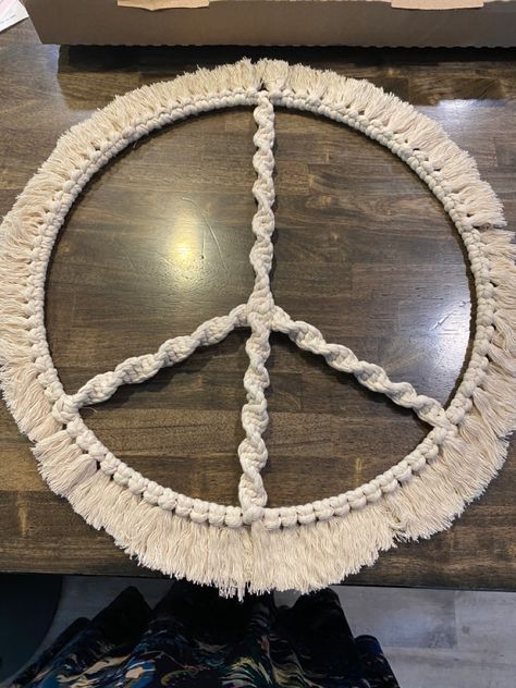 Macrame Peace Sign Tutorial, Embroidery Peace Sign, Macrame Peace Sign Diy, Macrame Peace Sign, Beach Themed Crafts, Themed Crafts, Macrame Design, Dreamcatchers, Micro Macrame