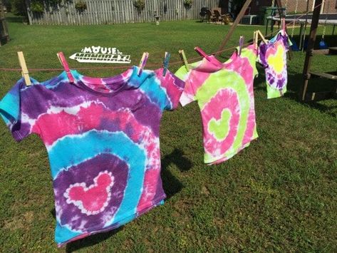 Mickey Mouse Tie Dye, Disney Diys, Mickey Shirts, Stitch 626, Tie Dye Disney, Ty Dye, Tie Dye Party, Tie Dye Crafts, Diy Disney Shirts