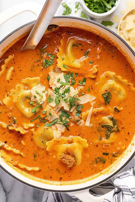 Easy One Pot Ravioli Soup - Midwest Foodie Sausage Ravioli Recipe, Cheesy Ravioli, 30 Minute Meals Chicken, Sausage Ravioli, Pot Pie Soup Recipe, Creamy Sausage Pasta, Chili Seasoning Recipe, Ravioli Soup, Chicken Gnocchi Soup Recipe