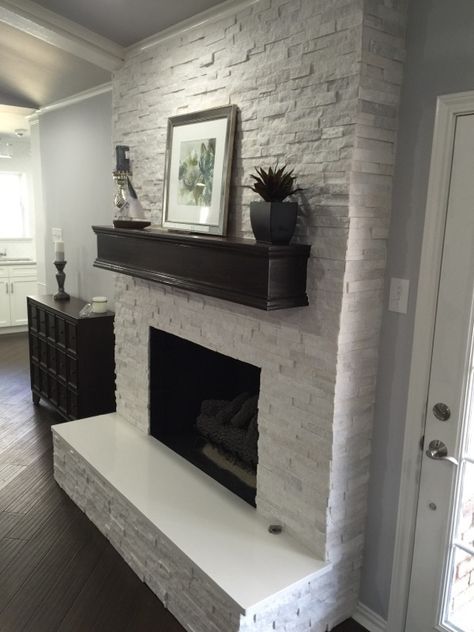 Fireplace makeover: Crystal White Quartzite 6x24 Interlocking Ledger Panel Modern Farmhouse Fireplace Mantel, Modern Farmhouse Fireplace, Design Camino, Små Rum Lidt Plads, White Brick Fireplace, Stacked Stone Fireplaces, Fireplace Redo, Painted Brick Fireplaces, White Quartzite